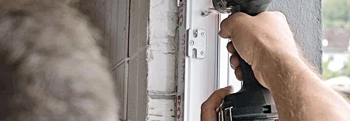 Person baut ein Fenster ein